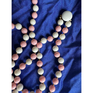 Vtg 1950s Long Single Strand Pink& White “good&plenty” Bead Necklace Push Clasp